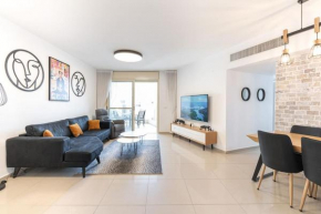 Neat 4BR Apt. With Parking/High Floor/Elevator/AC
